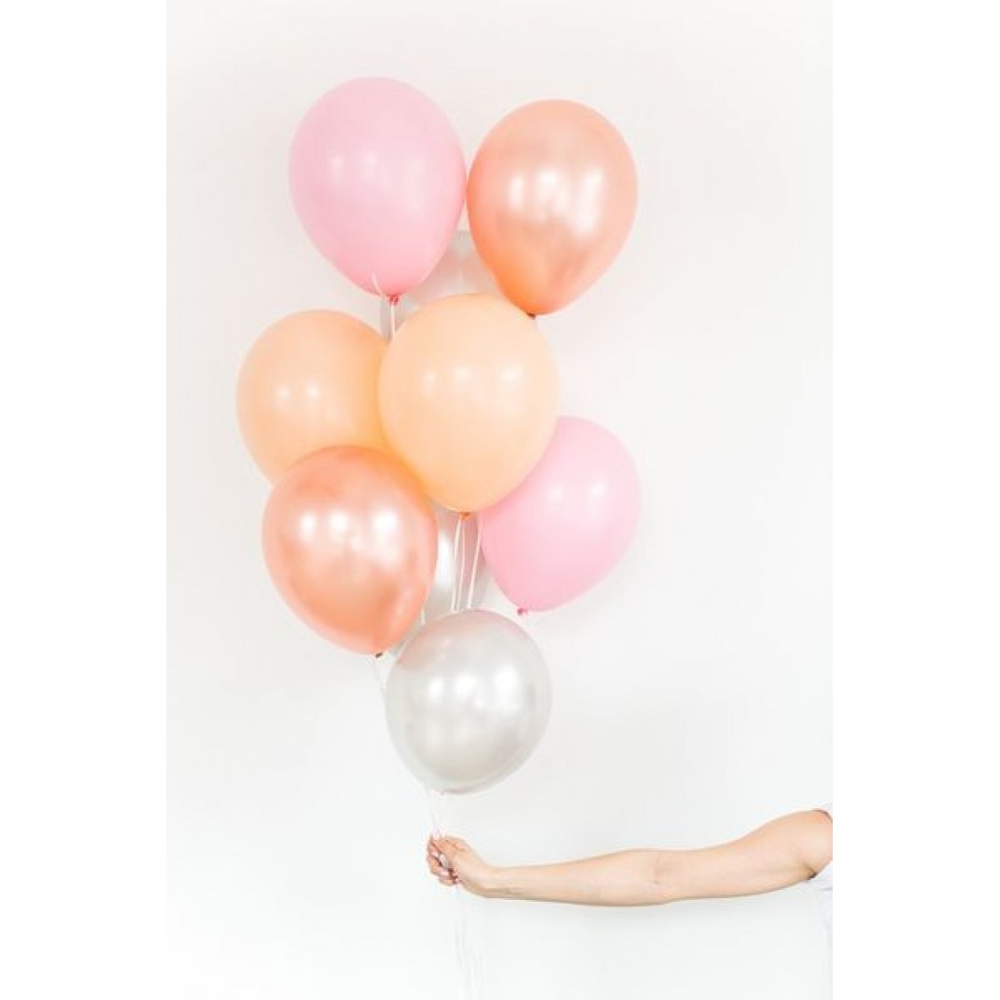 Воздушный шарик наполненный гелием взлетает в воздухе. Розовые шары. Розовые шарики воздушные. Персиковые шары. Связка шаров.