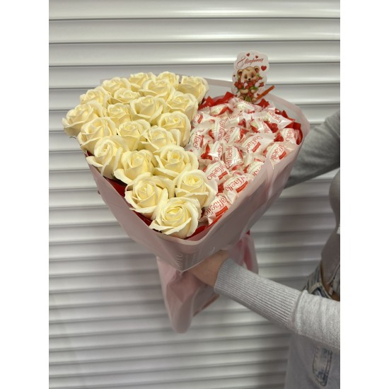 Букет в виде сердца с Мыльными розами и конфеты Рафаэлло