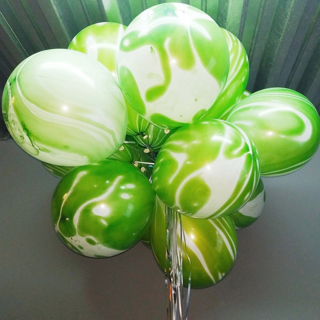 Черно зеленые шарики. Шар агат зеленый. Зеленые шары. Салатовые шары. Салатовый шарик.